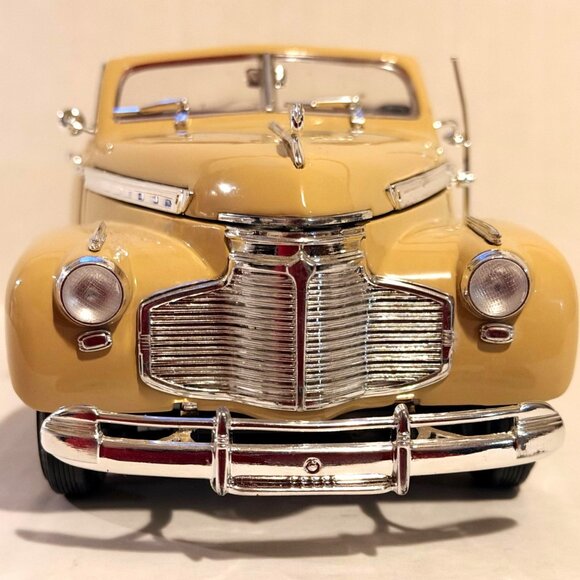 Welly 1:18 Scale 1941 Chevy Special Deluxe Cream Convertible Diecast Model Car - Picture 6 of 13